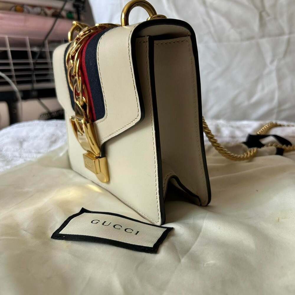 Gucci Sylvie White Leather Flap Chain Crossbody Shoulder Bag with Metal Buckle - Picture 4 of 8